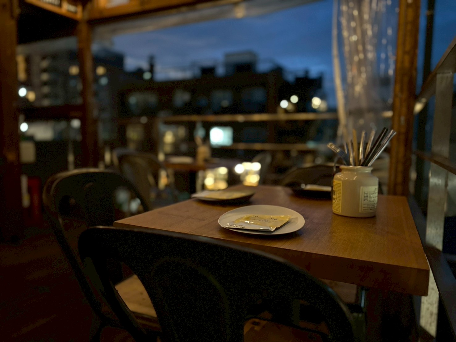 屋根裏のパリ食堂 店内